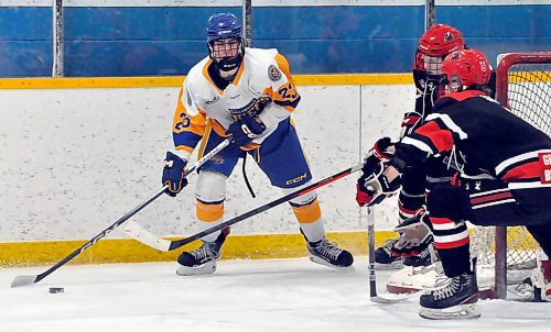 Brandon-born winger Quinn Schutte is enjoying his rookie season with the Yellowhead Chiefs playing in the Manitoba U18 AAA Hockey League. Here, he looks for a teammate in the slot during his team's 5-3 win facing the second-place Southwest Cougars in Shoal Lake. (Jules Xavier/The Brandon Sun)