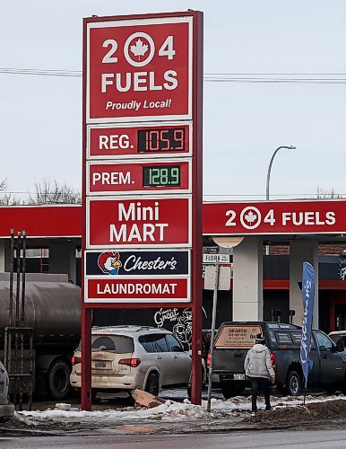 JOHN WOODS / WINNIPEG FREE PRESS
People line up for cheaper gas at this station on Salter St in Winnipeg Tuesday, January 30, 2024. 

Reporter: Carol