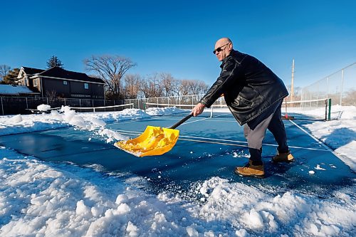 MIKE DEAL / WINNIPEG FREE PRESS
Les Boyce an avid pickle ball player shovels one of the public courts on Wellington Crescent, making sure it is clear for when he is back on the weekend.
240131 - Wednesday, January 31, 2024.