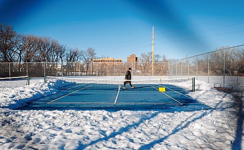 MIKE DEAL / WINNIPEG FREE PRESS
Les Boyce an avid pickle ball player shovels one of the public courts on Wellington Crescent, making sure it is clear for when he is back on the weekend.
240131 - Wednesday, January 31, 2024.