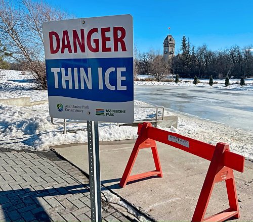 RUTH BONNEVILLE / WINNIPEG FREE PRESS

Weather 

Photo of Thin Ice, sign at Assiniboine Park Duck pond. 

Above normal January temperatures causing closure of skating ponds and rinks.

Jan 31st, 2024