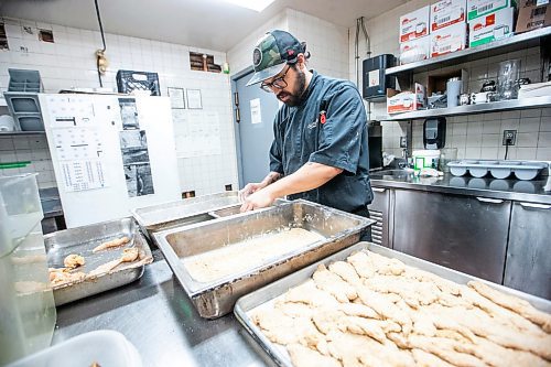 MIKAELA MACKENZIE / WINNIPEG FREE PRESS

Jordan MacFarlane preps food for the weekend at the Cork and Flame on re-opening day on Friday, Feb. 2, 2024. For Chris Kitching story.
Winnipeg Free Press 2024.