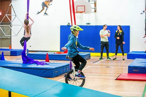 MIKAELA MACKENZIE / WINNIPEG FREE PRESS

Grade five student Tavin Clarkson demonstrates the unicycle during a circus arts professional development session at Heritage School on Friday, Feb. 2, 2024. For Maggie story.
Winnipeg Free Press 2024.