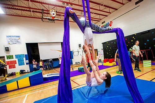 MIKAELA MACKENZIE / WINNIPEG FREE PRESS

Grade four students Ellie Betts (top) and Ashlynn Miller, as well as other students from Heritage and Robert Browning Schools, demonstrate silks during a circus arts professional development session at Heritage School on Friday, Feb. 2, 2024. For Maggie story.
Winnipeg Free Press 2024.