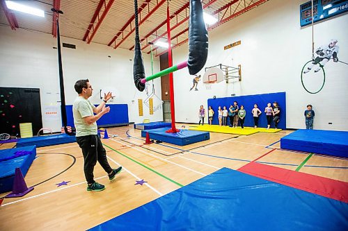 MIKAELA MACKENZIE / WINNIPEG FREE PRESS

Bryan Vermeylen talks to students and teachers during a circus arts professional development session at Heritage School on Friday, Feb. 2, 2024. For Maggie story.
Winnipeg Free Press 2024.