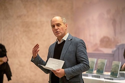 BROOK JONES / WINNIPEG FREE PRESS
The Winnipeg Art Gallery hosts Tim Gardner: The Full Story curator tour and book launch at the WAG-Qaumajuq in Winnipeg, Man., Friday, Feb. 2, 2024. Pictured: WAG-Qaumajuq director &amp; CEO Stephen Borys talks about Gardner and his works of art at the book launch.