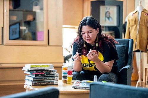 MIKAELA MACKENZIE / WINNIPEG FREE PRESS

Danielle Mason, who helps run the Beads &amp; Reads beading table every week, at the Manitoba Indigenous Cultural Education Centre on Monday, Feb. 5, 2024. Winnipeg is seeing a growing number of beading circles and workshops in the community to strengthen cultural ties and teach others about the significance of beadwork. For Tessa Adamski story.
Winnipeg Free Press 2024.