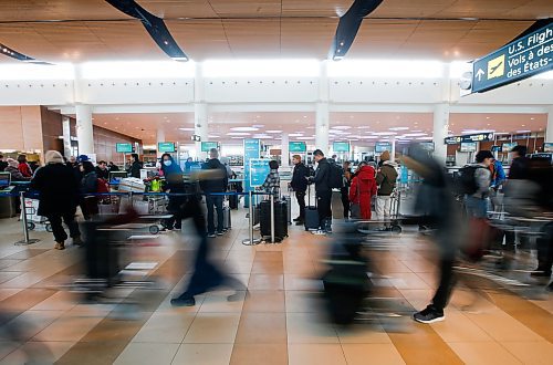 JOHN WOODS / WINNIPEG FREE PRESS
Travellers gather at Winnipeg&#x2019;s airport as they try to board flights out of town Sunday, December 25, 2022. Air companies have been struggling with delays and cancellations due to weather.

Re: Abas