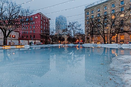 MIKE DEAL / WINNIPEG FREE PRESS
The skating rink at Old Market Square in the Exchange is a giant puddle as overnight lows are still just above 0C.
240206 - Tuesday, February 06, 2024.