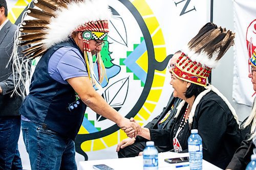 MIKAELA MACKENZIE / WINNIPEG FREE PRESS

Wasagamack chief Walter Harper shakes hands with grand chief Cathy Merrick at a press conference declaring a state of emergency due to the winter roads (and lack of supplies that are usually trucked in over the season this way) at Anisininew Okimawin/ITLC Inc. on Tuesday, Feb. 6, 2024. For Nicole story.
Winnipeg Free Press 2024.