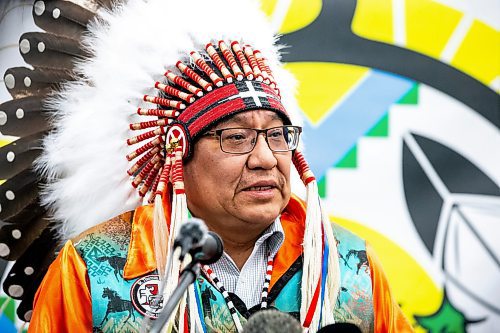 MIKAELA MACKENZIE / WINNIPEG FREE PRESS

St. Theresa Point chief Raymond Flett speaks at a press conference declaring a state of emergency due to the winter roads (and lack of supplies that are usually trucked in over the season this way) at Anisininew Okimawin/ITLC Inc. on Tuesday, Feb. 6, 2024. For Nicole story.
Winnipeg Free Press 2024.