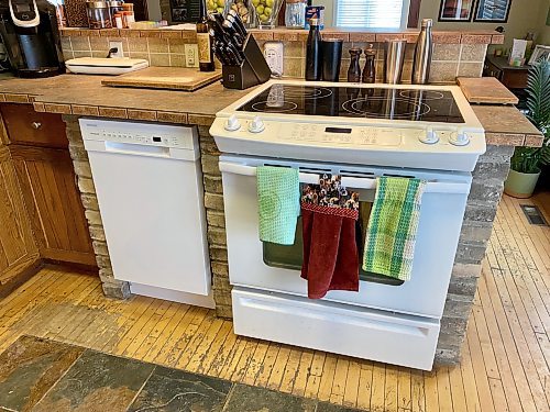 Marc LaBossiere / Winnipeg Free Press
The kitchen dishwasher cavity in Marc's kitchen is set within brick and mortar, and only allowed for a slim 18-inch unit to be placed beside the oven.