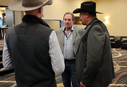Manitoba Agriculture Minister Ron Kostyshyn talks with Mark Good (right), Manitoba Beef Producers treasurer and Matthew Atkinson, outgoing president of the province-wide beef producer association, in Brandon's Victoria Inn on Thursday. (Michele McDougall/The Brandon Sun)