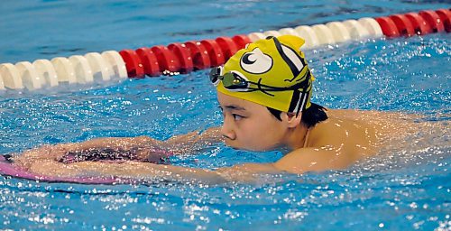 Using a fludder board, Brandon Bluefins U13 swimmer Jialin Li is looking to qualify for the Man/Sask inter-provincial swim meet by reaching his AA times in the pool. (Jules Xavier/The Brandon Sun)
