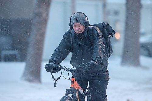 BROOK JONES./ WINNIPEG FREE PRESS
Winnipeg resident Darin Belcourt, who is originally from Vancouver, B.C., braves the wind and snow and icy road conditions as he cycles on his way home down Comanche Road in Winnipeg, Man., Thursday, Feb. 8, 2024.