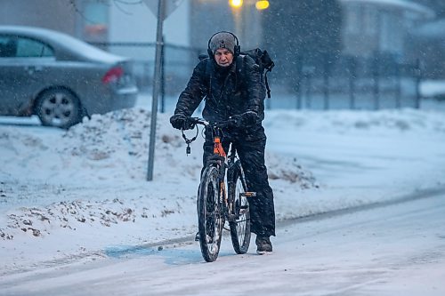 BROOK JONES./ WINNIPEG FREE PRESS
Winnipeg resident Darin Belcourt, who is originally from Vancouver, B.C., stops at a stop sign while braving the wind and snow and icy road conditions as he cycles on his way home down Comanche Road in Winnipeg, Man., Thursday, Feb. 8, 2024.