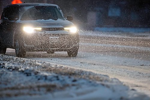 BROOK JONES / WINNIPEG FREE PRESS
The headlights from a vehicle illuminates the falling snow as a driver navigates slippery and icy road conditions while travelling southbound down Archibald Street in Winnipeg, Man., Thursday, Feb. 8, 2024.