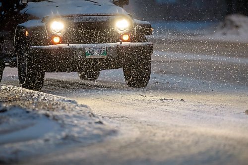 BROOK JONES / WINNIPEG FREE PRESS
The headlights from a vehicle illuminates the falling snow as a driver navigates slippery and icy road conditions while travelling southbound down Archibald Street in Winnipeg, Man., Thursday, Feb. 8, 2024.