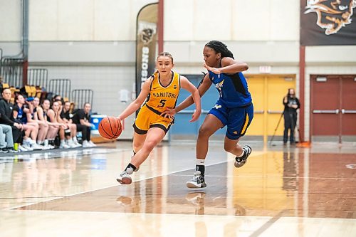 BROOK JONES / WINNIPEG FREE PRESS
The University of Manitoba Bisons host the visiting University of British Columbia Okanagan Heat in Canada West women's basketball at Investors Group Athletic Centre at the University of Manitoba Fort Garry campus in Winnipeg, Man., Friday, Feb. 9, 2024. Pictured: Bisons guard Lauren Bartlett (left), who is 5-foot-4, dribbles the basketball down the court while Heat guard Aina Temiloluwa (right) guards her during first half action.