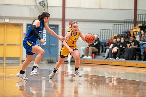 BROOK JONES / WINNIPEG FREE PRESS
The University of Manitoba Bisons host the visiting University of British Columbia Okanagan Heat in Canada West women's basketball at Investors Group Athletic Centre at the University of Manitoba Fort Garry campus in Winnipeg, Man., Friday, Feb. 9, 2024. Pictured: Bisons guard Lauren Bartlett (right), who is 5-foot-4, dribbles the basketball down the court while Heat guard Kelsey Galk (left) guards her during first half action.