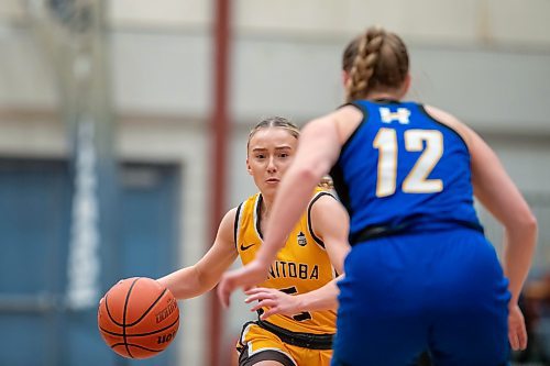 BROOK JONES / WINNIPEG FREE PRESS
The University of Manitoba Bisons host the visiting University of British Columbia Okanagan Heat in Canada West women's basketball at Investors Group Athletic Centre at the University of Manitoba Fort Garry campus in Winnipeg, Man., Friday, Feb. 9, 2024. Pictured: Bisons guard Lauren Bartlett (left), who is 5-foot-4, dribbles the basketball down the court while Heat guard Rachel Hettinga (right) guards her during first half action.