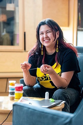 MIKAELA MACKENZIE / WINNIPEG FREE PRESS

Danielle Mason, who helps run the Beads &amp; Reads beading table every week, at the Manitoba Indigenous Cultural Education Centre on Monday, Feb. 5, 2024. Winnipeg is seeing a growing number of beading circles and workshops in the community to strengthen cultural ties and teach others about the significance of beadwork. For Tessa Adamski story.
Winnipeg Free Press 2024.