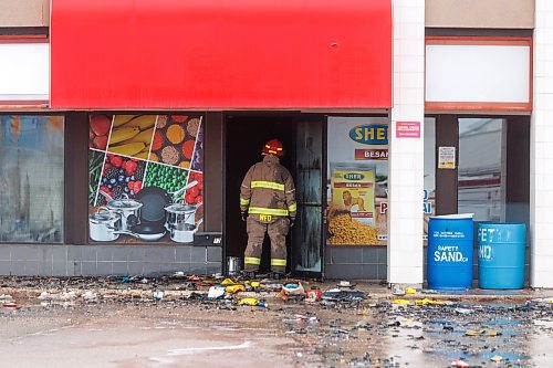 MIKE DEAL / WINNIPEG FREE PRESS
Many of the businesses at a strip mall at 1030 Keewatin Street have been destroyed by a fire that started early Monday morning. WFPS crews were still on scene dousing the building via ladder trucks.
240212 - Monday, February 12, 2024.