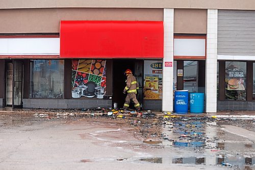 MIKE DEAL / WINNIPEG FREE PRESS
Many of the businesses at a strip mall at 1030 Keewatin Street have been destroyed by a fire that started early Monday morning. WFPS crews were still on scene dousing the building via ladder trucks.
240212 - Monday, February 12, 2024.