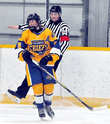 The referee signals Dara Thompson's goal during second-period action in Shoal Lake, when the Yellowhead Chiefs prevailed 3-1 hosting the Winnipeg Avros in U18 AAA Manitoba Female Hockey League final regular season action. (Jules Xavier/The Brandon Sun)