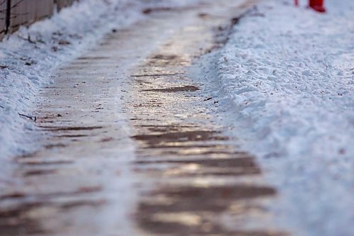 BROOK JONES / WINNIPEG FREE PRESS
An icy and slippery sidewalk is pictured along Island Shore Boulevard between Breakwater Cove and Waterside Cove in. Winnipeg, Man., on the afternoon of Wednesday, Dec. 13, 2023.