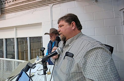 Bruce Curle of Minnedosa-based Curle Farms speaks to the gathered producers in the Heartland Livestock Services building in Brandon on Thursday, shortly before the start of an auction for his 240 Angus-Simmenthal hiefers and 12 bulls. Curle said it was time to wind down his operation after 32 years working his cattle operation in Minnedosa. (Matt Goerzen/The Brandon Sun)