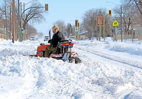 A Brandon homeowner along Victoria Avenue opposite the Brandon Regional Health Centre operates a garden tractor snowplow in his front entrance on Monday afternoon. (Matt Goerzen/The Brandon Sun)