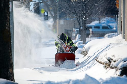 A man with a snowblower cleans the sidewalk along 10th Street, north of Victoria Avenue on Monday morning. (Matt Goerzen/The Brandon Sun)