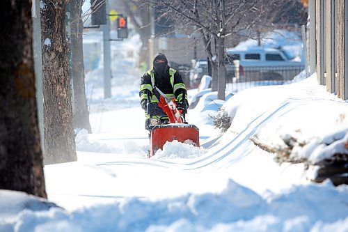 A man with a snowblower cleans the sidewalk along 10th Street, north of Victoria Avenue on Monday morning. (Matt Goerzen/The Brandon Sun)