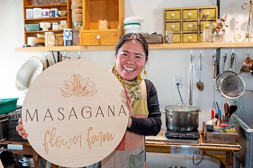 BROOK JONES / FREE PRESS
Lourdes Still, who is the founder of Masagana Flower Farm, hosted a tinta experience workshop where participants were taught how to dye wearable fabric art at her studio in the RM of Ste. Anne, Man., Saturday, Feb. 24, 2024.