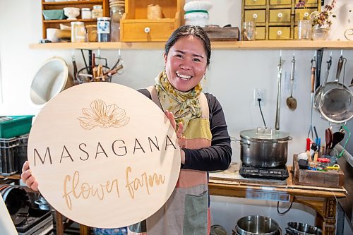 BROOK JONES / FREE PRESS
Lourdes Still, who is the founder of Masagana Flower Farm, hosted a tinta experience workshop where participants were taught how to dye wearable fabric art at her studio in the RM of Ste. Anne, Man., Saturday, Feb. 24, 2024.