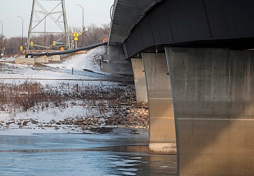 JOHN WOODS / FREE PRESS
City crews work to bypass a sewage leak across the Red River at the Fort Garry Bridge in Winnipeg Tuesday, February 20, 2024. Residents in south west Winnipeg have been asked to reduce the water use to help lighten the load on the temporary fix.

Reporter: ?