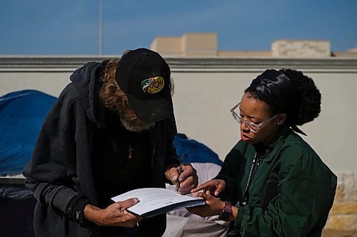 Callaghan O'Hare / FREE PRESS

Slim fills out paperwork with help from Khena Minor, who works as an outreach associate with the Coalition for the Homeless, on Wednesday, February 14, 2024, in Houston, Texas. Houston has had significant success in getting people who were once homeless into housing, which prompted a visit from Winnipeg&#x2019;s mayor in September of 2023 to see what lessons could be learned.