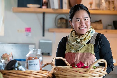 BROOK JONES / FREE PRESS
Lourdes Still, who is the founder of Masagana Flower Farm, hosted a tinta experience workshop where participants were taught how to dye wearable fabric art at her studio in the RM of Ste. Anne, Man., Saturday, Feb. 24, 2024.