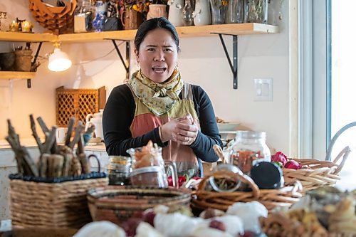 BROOK JONES / FREE PRESS
Lourdes Still, who is the founder of Masagana Flower Farm, hosted a tinta experience workshop where participants were taught how to dye wearable fabric art at her studio in the RM of Ste. Anne, Man., Saturday, Feb. 24, 2024.