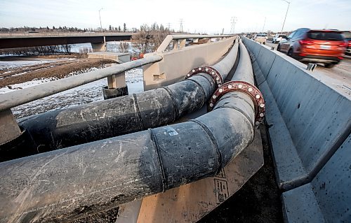 JOHN WOODS / FREE PRESS
City crews work to bypass a sewage leak across the Red River at the Fort Garry Bridge in Winnipeg Tuesday, February 20, 2024. Residents in south west Winnipeg have been asked to reduce the water use to help lighten the load on the temporary fix.

Reporter: ?