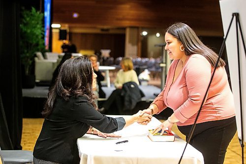 MIKAELA MACKENZIE / FREE PRESS

Cynthia Apetagon (right) shakes hands with Jody Wilson-Raybould, former Minister of Justice and Attorney General of Canada, after the 2024 Knight Lecture at the University of Manitoba on Thursday, March 7, 2024.

Standup.