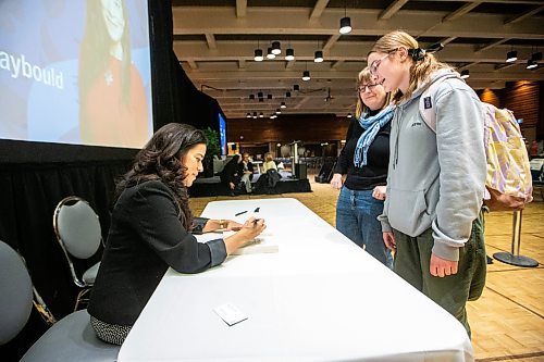 MIKAELA MACKENZIE / FREE PRESS

Maggie Lawall (14, front right) and her mom, Lea Stirling, meet Jody Wilson-Raybould, former Minister of Justice and Attorney General of Canada, as she signs books after speaking at the University of Manitoba on Thursday, March 7, 2024.

Standup.