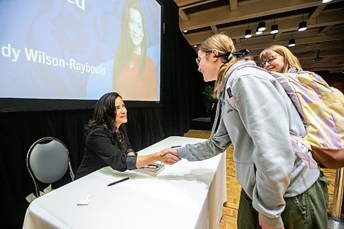 MIKAELA MACKENZIE / FREE PRESS

Maggie Lawall (14, front) and her mom, Lea Stirling, meet Jody Wilson-Raybould, former Minister of Justice and Attorney General of Canada, as she signs books after speaking at the University of Manitoba on Thursday, March 7, 2024.

Standup.