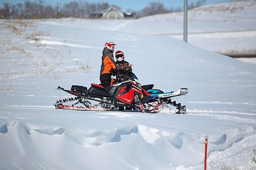 A pair of snowmobilers confer during a break on their machines near the turnoff to CFB Shilo from Highway 110 east of Brandon on a clear and sunny Friday afternoon. (Matt Goerzen/The Brandon Sun)