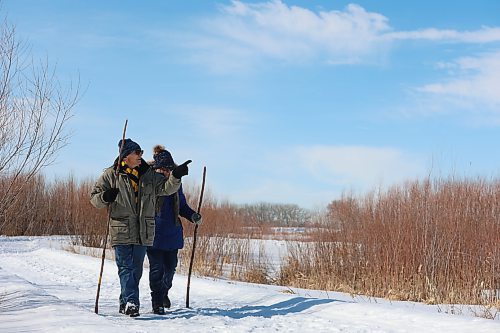 Thomas and Marilyn MacNeill take a stroll along the trail at Brandon's Riverbank Discovery Centre on a warm Monday afternoon. (Michele McDougall/The Brandon Sun)