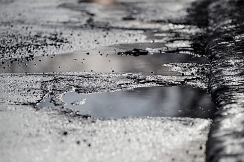 JOHN WOODS / FREE PRESS
Drivers try to avoid potholes on Stradbrook Monday, March 11, 2024. 

Reporter: ?