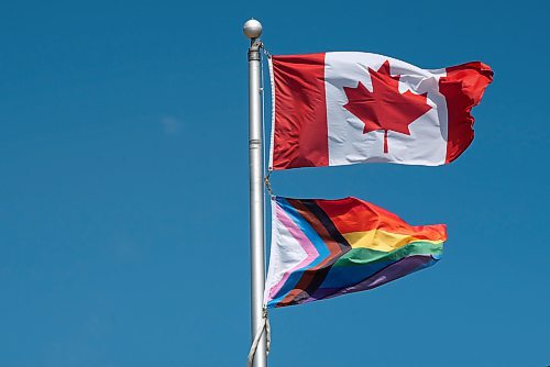 ALEX LUPUL / WINNIPEG FREE PRESS  



Canadian and Pride flags fly above a Winnipeg school on Tuesday, June 22, 2021. Schools received a note from the Seven Oaks School Division stating that it is against provincial and federal protocols to have the two flags on one pole.