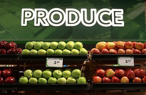 Fresh apples in the produce section of the newly renovated Sobeys West grocery store in Brandon. (Matt Goerzen/The Brandon Sun)