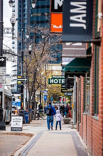 MIKAELA MACKENZIE / WINNIPEG FREE PRESS

People walk downtown on Main Street in Winnipeg on Wednesday, Oct. 11, 2023. For public safety story.
Winnipeg Free Press 2023.